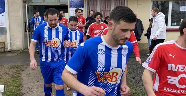 photo  les joueurs de bazouges et de mayet étaient particulièrement concentrés en entrant sur le terrain.  &copy;  le maine libre 