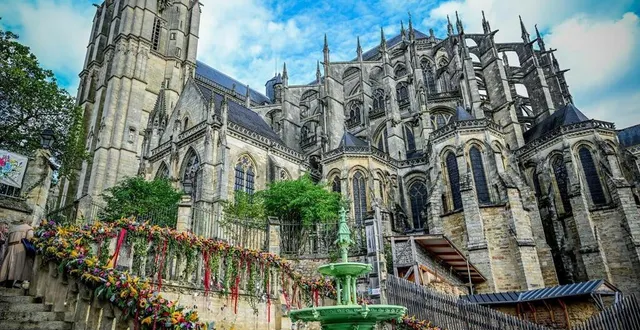 photo  chaque automne depuis 2007, le vieux-mans prend des couleurs grâce à la fête entre cours et jardins.  &copy;  photo archives le maine libre - yvon loué 