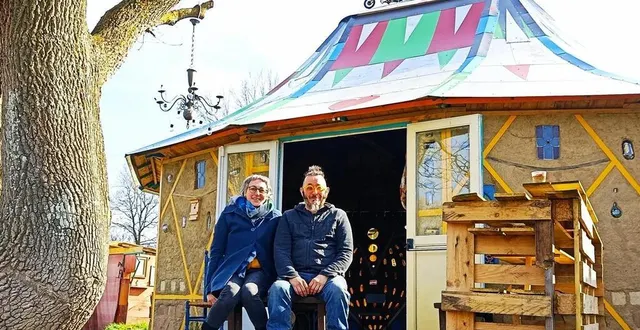 photo  thomas carabistouille avec valériane troisveaux, médiatrice au village d’artistes de rablay, devant le chapiteau où ont lieu des ateliers et où se dérouleront les spectacles du week-end.  &copy;  ouest-france 