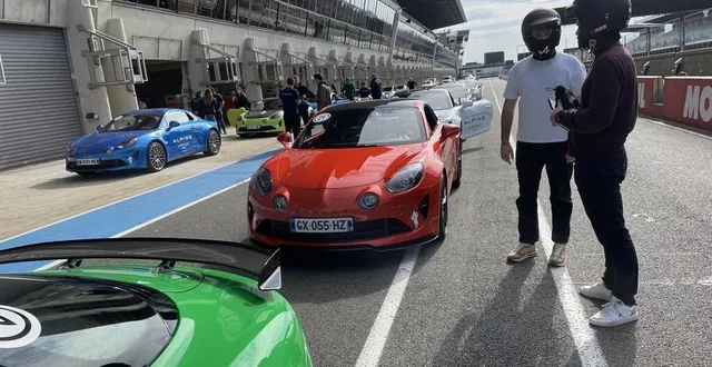 photo  échange d’impressions entre deux séances de pilotage, dans la ligne droite des stands, sur le circuit bugatti, au mans (sarthe).  &copy;  ouest-france 