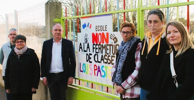 photo  des parents d’élèves et élus unis devant l’école louis-pasteur.  &copy;  le maine libre 