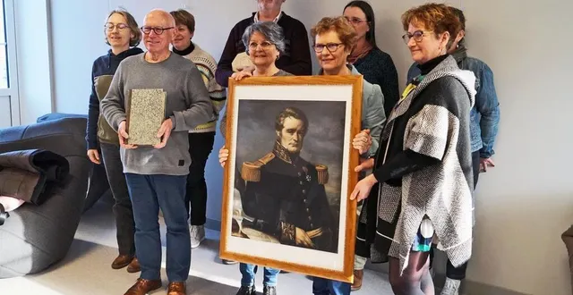 photo  accompagnés d’évelyne groussard-hubert, maire déléguée, les membres bénévoles du pôle culturel qui préparent l’exposition. au fond à gauche, gérard villeroy, historien.  &copy;  ouest-france 