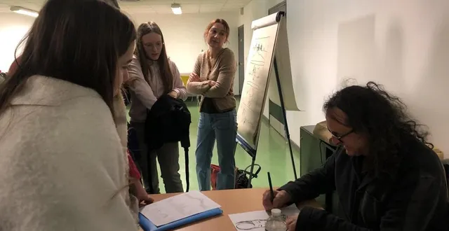 photo  les élèves, à la rencontre de l’auteur en fin de séance.  &copy;  ouest-france 