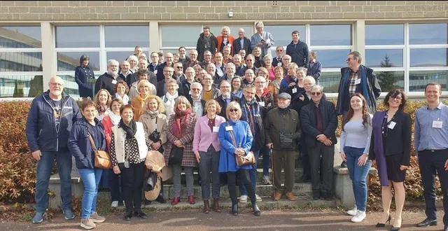 photo  les 80 participants de cette journée de retrouvailles au lycée alain.  &copy;  cyrille launay 