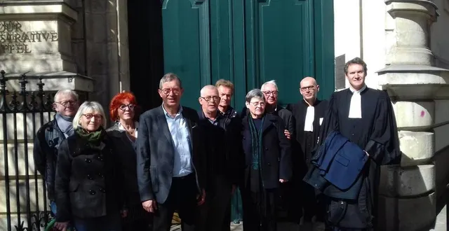 photo  michel leroyer, le maire, et ses soutiens, devant la cour administrative d’appel de nantes.  &copy;  ouest-france 