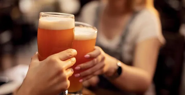 photo  deux personnes trinquent dans un bar. photo d’illustration.  &copy;  getty images/istockphoto 