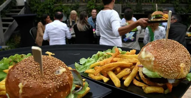photo  comme chaque année, du personnel devant assurer le service dans les espaces de restauration autour du circuit est en cours de recrutement.  &copy;  photo le courrier de l’ouest laurent combet 