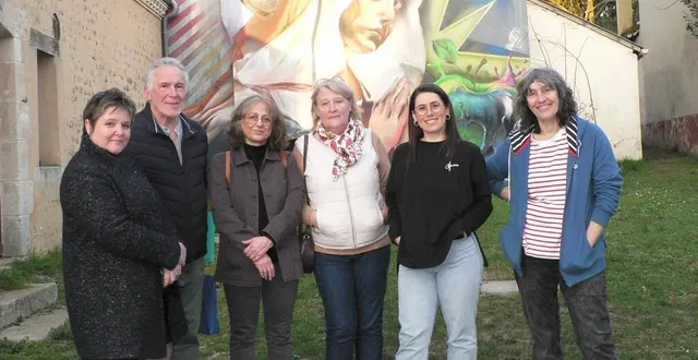 photo  le nouveau bureau de l’association rené village d’art ; de gauche à droite : magali joly, secrétaire, dominique chauvin, président, mehri vakili, peintre, martine vaux, trésorière, artem manon, peintre et véronique lesage, peintre.  &copy;  ouest-france 