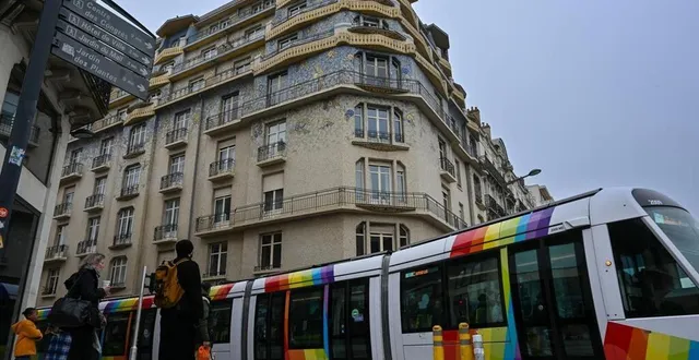 photo  cette interruption du boulevard foch est nécessaire pour remplacer les rails d’alimentation au niveau du virage au pied de la maison bleue.  &copy;  co - laurent combet 