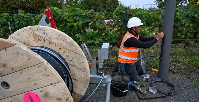 photo  les vols de câbles électriques sont commis jusque dans les lampadaires et obligent à de lourdes interventions pour les remplacer.  &copy;  archives co – josselin clair 