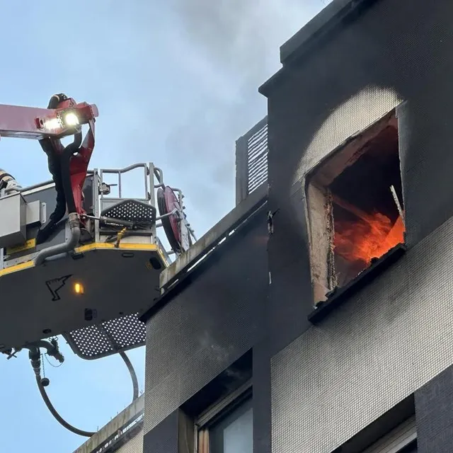 photo le feu a pris dans un appartement au 4e étage d’un immeuble.  ©  ouest-france