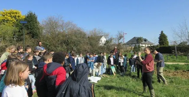 photo  laura laffont, de la fédération des chasseurs, donne les explications aux enfants pour réussir les plantations.  &copy;  ouest-france 