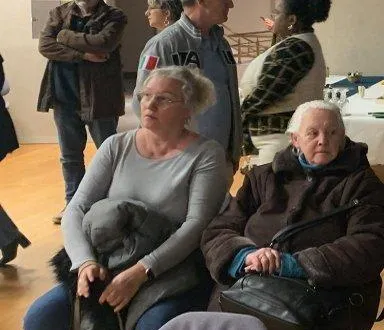 photo  les nouveaux habitants ont été accueillis par les élus  &copy;  le maine libre 