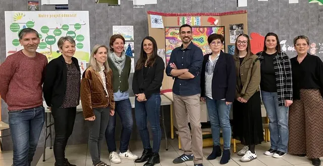 photo  le directeur redi houssin, entouré de l’équipe enseignante de l’école de l’abbaye.  &copy;  co 