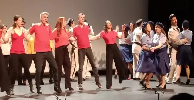 photo  le cabaret des parents de l’école sainte-marie-saint-guillaume en est à sa 17e édition. une quarantaine de parents se sont encore investis cette année pour offrir, samedi 8 mars au thv, un spectacle de qualité, très dynamique, sans temps mort, alternant chants, danses, humour. au préalable, ils avaient déambulé en ville, costumés en gendarmes et gendarmettes de saint-tropez. sur scène, ils se sont bien amusés et ont diverti l’assistance. les recettes seront reversées à l’école pour aider au financement de matériel et des sorties scolaires.  &copy;  co 