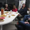 photo autour de claudine nollet (2e à partir de la gauche), les langues se sont déliées autour d’une table bien garnie.