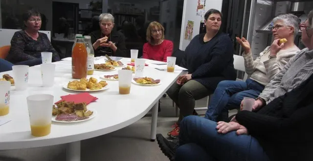 photo  autour de claudine nollet (2e à partir de la gauche), les langues se sont déliées autour d’une table bien garnie.  &copy;  co 