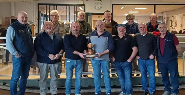 photo  128 équipes se sont rencontrées du 27 janvier au 8 mars lors du challenge de boule de fort organisé par la liberté de saint-melaine. en finale, michel froger et bruno richard de chanzeaux (au centre sur la photo) ont battu l’équipe de dominique chevrollier et gilles ricou de vern-d’anjou, sur le score de 12 à 7. bernard berthelot, associé à gérard grignon du plessis-grammoire ainsi que roland chauvat et bernard grimault de savennières ont quant à eux pris les 3e et 4e places. le prochain concours à la liberté aura lieu du 18 mars au 5 avril prochain.  &copy;  co 
