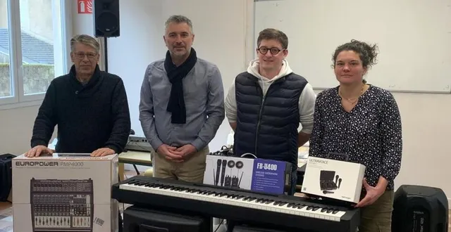 photo  directeurs et parents d’élèves réunis.  &copy;  le maine libre 
