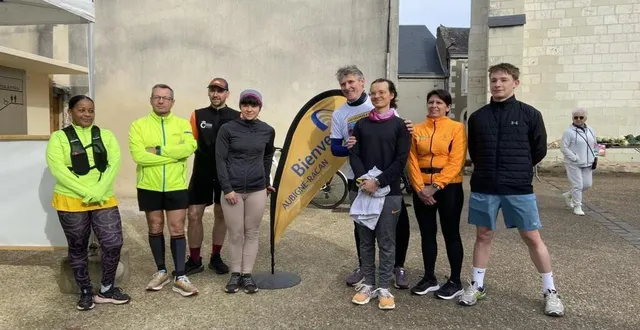 photo  les coureurs se sont réunis sur le marché avant de partir.  &copy;  ouest-france 