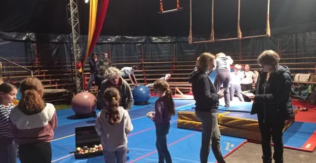 photo  de droite à gauche : catherine gauthier, première adjointe, avec une des institutrices de l’école et marot de la compagnie chien de cirque.  &copy;  ouest-france 