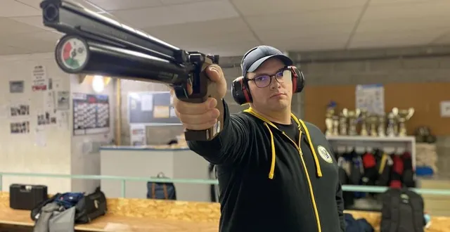 photo  paul bouglé est double champion de france de tir au pistolet à 10 m, catégorie f6.  &copy;  photo : ouest-france 