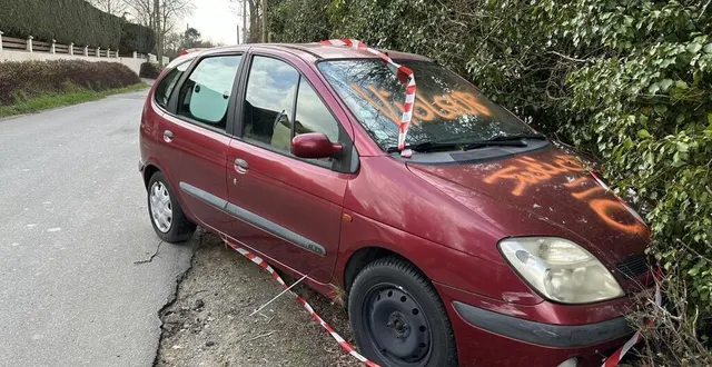 photo  à connerré dans la sarthe, une voiture empiète la chaussée. son capot porte l’inscription « violeur ». les riverains s’exaspèrent.  &copy;  ouest-france 