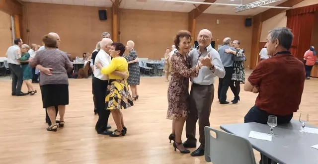 photo  à peine arrivée, danielle tournoie déjà sur le parquet, dans les brasde son cavalier : « j’adore danser. »  &copy;  photo : ouest-france 