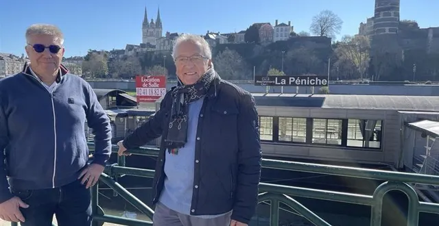 photo  jacques givors à droite est le propriétaire du bateau la péniche. christophe lostanlen, de la société levage service, va assurer une partie de la manutention pour le déplacement de la péniche.  &copy;  ouest-france 