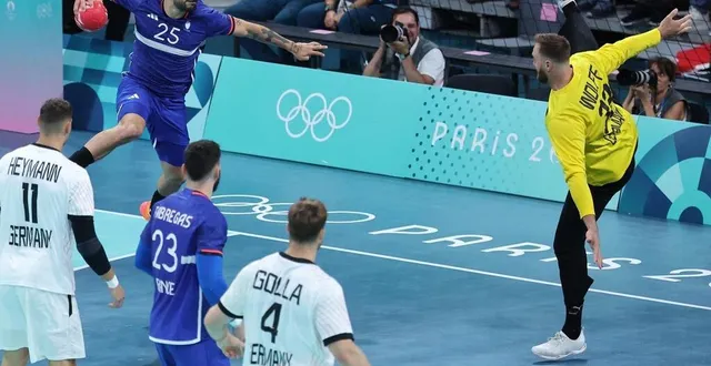 photo  hugo descat (à gauche) figure dans le groupe tricolore face au danemark.  &copy;  françois lo presti / afp 