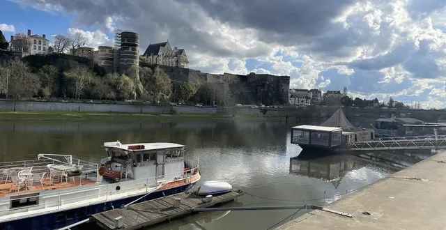 photo  l’emplacement vide entre barco vino (à gauche) et la pizzeria l’eau à la bouche (à droite) pourrait accueillir un nouveau commerce, quai des carmes à angers.  &copy;  ouest-france 