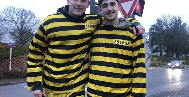 photo  deux lycéens déguisés en bagnards, ce mercredi matin 12 mars, sur le boulevard de l’atlantique.  &copy;  co - gabin chamereau 