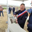 photo  dominique derouault scelle la première pierre. 
