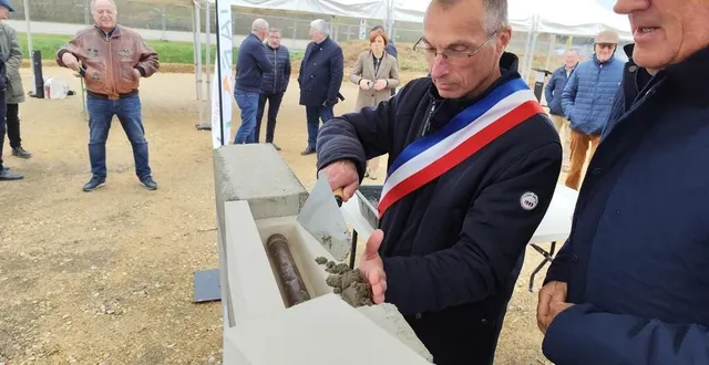 photo  dominique derouault scelle la première pierre.  &copy;  ouest-france 
