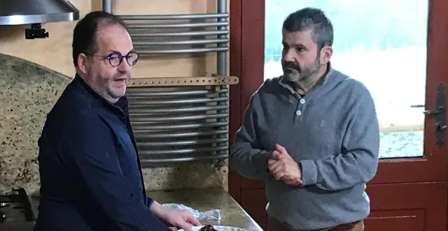 photo  sylvain guillemot, à gauche, accueilli par philippe andrès, dans sa cuisine à bures. ensemble  &copy;  ouest-france 