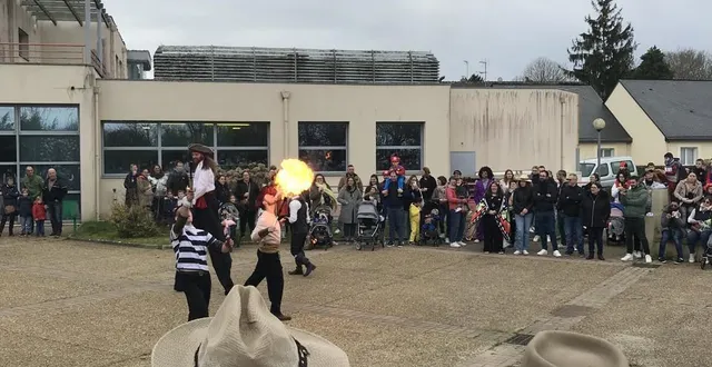 photo  les polichinelles d’angrie ont animé le carnaval des écoles de sainte-marie et hervé-bazin à vern-d’anjou (maine-et-loire).  &copy;  ouest-france 