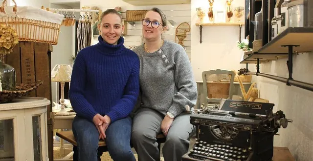 photo  mallaury drouard, la fille, et soyara drouard, la mère, dans la nouvelle boutique baptisée au grenier des marmot’tes.  &copy;  ouest-france 