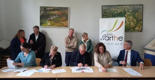 photo  au premier rang les élus municipaux et communautaires, de sarthe, mais aussi des départements voisins de mayenne et de maine-et-loire signent la convention. derrière, les responsables des caue 72, 53, et 49, avec, au centre, david gordon, paysagiste.  &copy;  ouest-france 