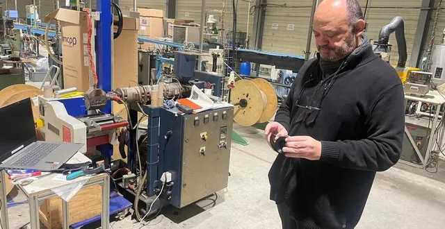 photo  philippe paul bert, au sein de l’atelier de fabrication de son entreprise, heatself, à saint-saëns (seine-maritime), tenant dans la main un morceau de plastique conducteur, comme il en fabrique pour l’aérospatiale, l’aéronautique ou encore l’automobile.  &copy;  ouest-france 