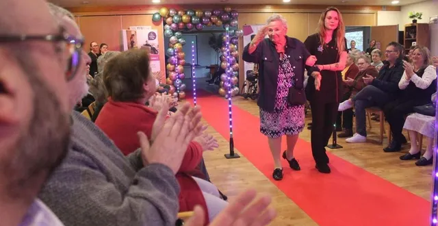 photo  renée, 96 ans, l’une des doyennes à défiler, a pris beaucoup de plaisir sur le tapis rouge, mardi 11 mars 2025, lors de la soirée spéciale à la résidence sénior espace et vie, à précigné.  &copy;  ouest-france 