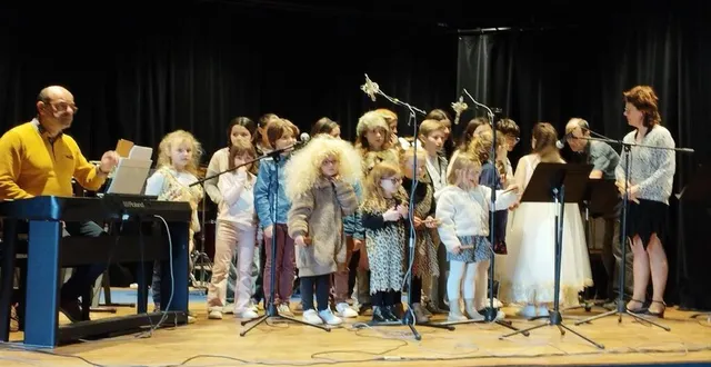 photo  les professeurs et les élèves ont animé le spectacle.  &copy;  ouest-france 
