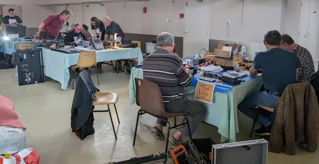 photo  l’initiative brico’solidaire, portée par la communauté de communes du sud-est manceau, a démontré, une fois de plus, son ancrage dans les habitudes de la population. sur le territoire communautaire, les habitants sont de plus en plus nombreux à vouloir réparer plutôt que de jeter. ainsi, sur la journée de samedi, près de 80 visiteurs ont franchi la porte de la salle henri-pissot.  &copy;  ouest-france 