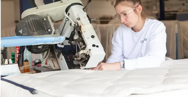 photo  l’une des couturières de l’atelier de fabrication de matelas en latex naturel cosme en plein travail.  &copy;  cosme literie 