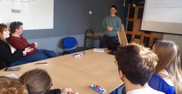 photo  frédéric frébourg encourageait à trouver par soi-même un signe pour exprimer une situation, un état.   &copy;  le maine libre 