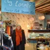 photo  coralie monnet dans sa boutique, chez lorette, dans la rue des antiquaires, à domfront. 