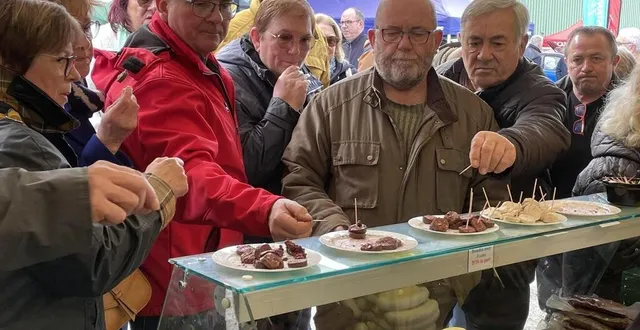 photo  qu’est-ce qu’on fait pendant la foire au boudin ? bah, on mange, pardi !  &copy;  archives ouest-france 