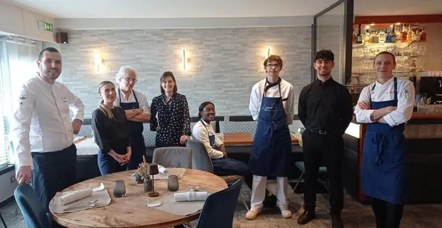 photo  corentin courtien (à gauche) et madeline blais (4e à gauche), avec six de leurs sept collaborateurs.  &copy;  ouest-france 