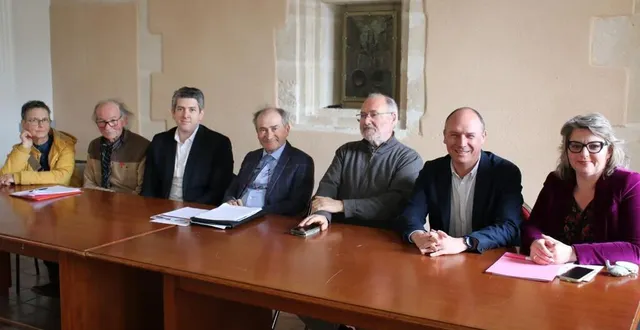 photo  gabriel plou, (4e à droite), accompagné des membres du bureau, de frédéric beauchef et stéphanie colin-beaufils, (à droite).  &copy;  ouest-france 