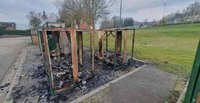 photo  trois conteneurs de tri et un à ordures ménagères ont été la proie des flammes, rue françois-mitterrand.  &copy;  ouest-france 