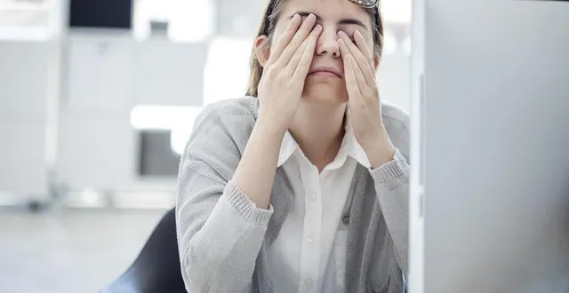 photo  regarder des écrans de trop près peut créer de la fatigue pour nos yeux.  &copy;  photo d’illustration : seb_ra / istock 